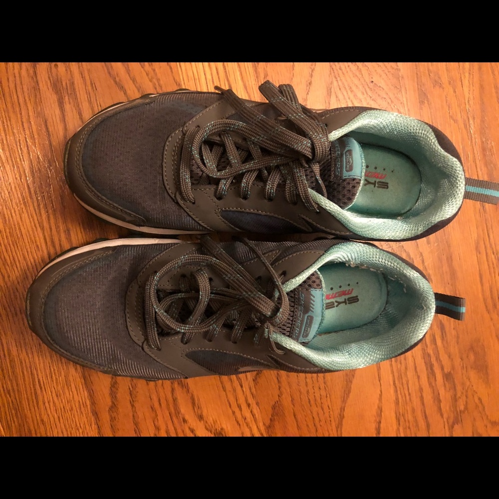 EUC Skecher tennis shoes size 6